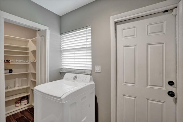 Interior, Utility Closets, Washer, Wood Texture Flooring