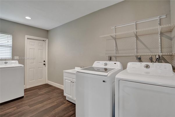 Interior, Recessed Lighting, Washer, Wood Texture Flooring