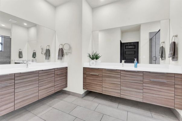 Bathroom, Dual Sink Vanities, Interior, Recessed Lighting