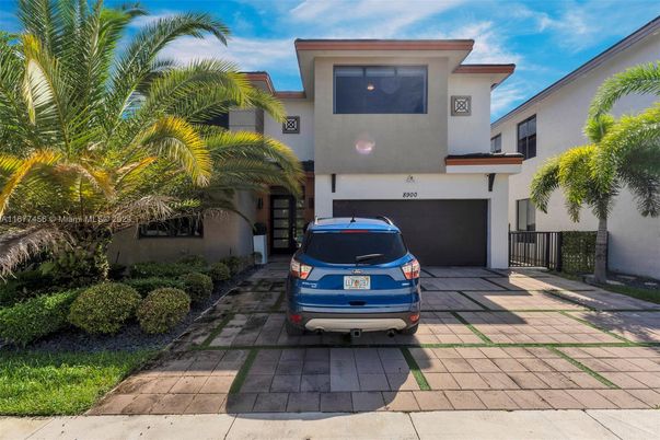 Attached, Exterior, Facade, Modern