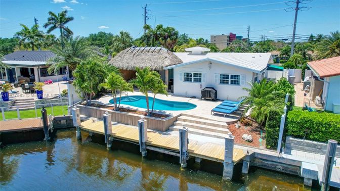 Exterior, Lake, Pool