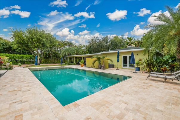 Exterior, Pool