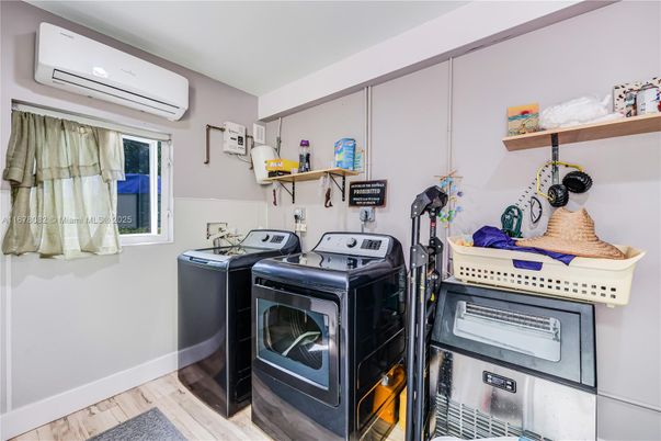 Interior, Washer, Wood Texture Flooring