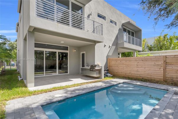 Exterior, Pool