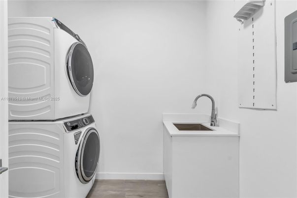 Interior, Utility Closets, Washer, Wood Texture Flooring