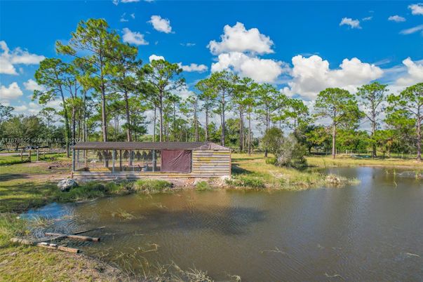 Exterior, Lake