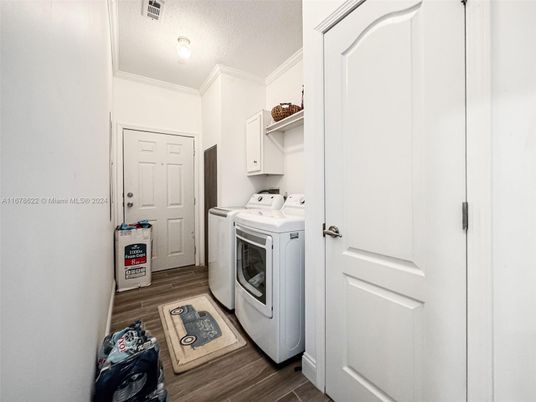 Interior, Washer, Wood Texture Flooring