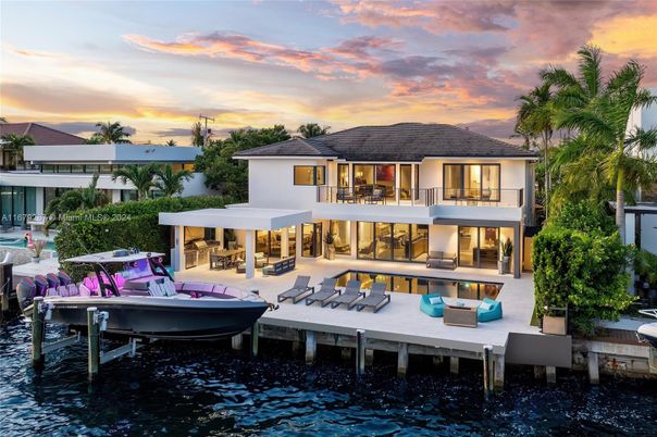 Exterior, Lake