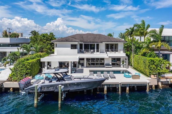 Exterior, Lake