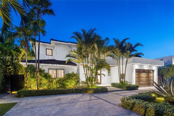 Attached, Exterior, Facade, Modern