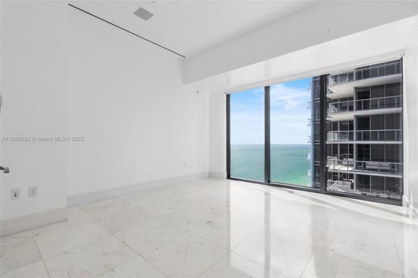 Empty room, Interior, Water
