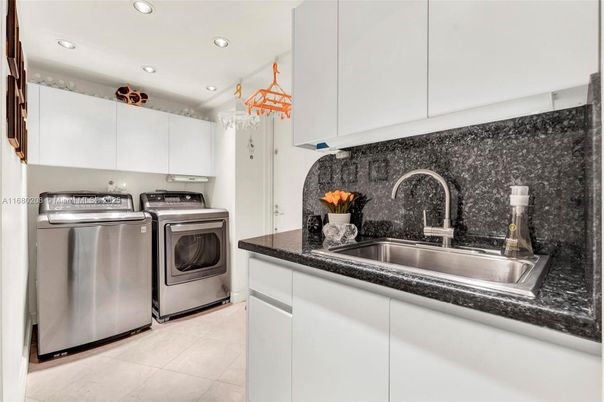 Interior, Kitchen, Recessed Lighting, Washer