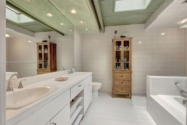 Bathroom, Dual Sink Vanities, Interior, Recessed Lighting