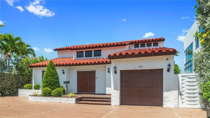 Attached, Exterior, Facade, Spanish Mediterranean