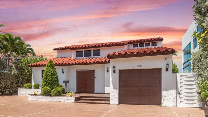 Attached, Exterior, Facade, Spanish Mediterranean