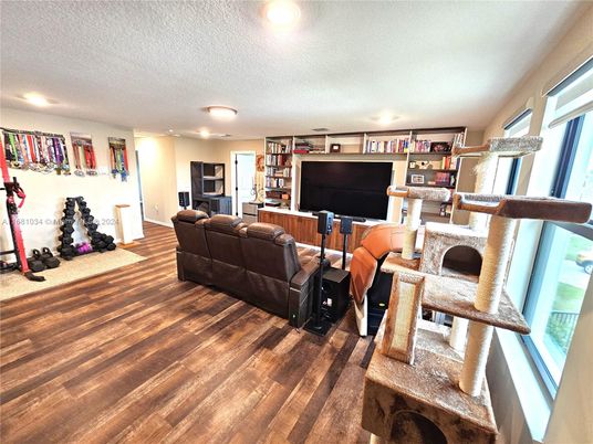 Fitness Equipment, Interior, Living room, Recessed Lighting, Wood Texture Flooring