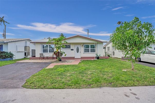 Backyard, Exterior, Facade, Ranch