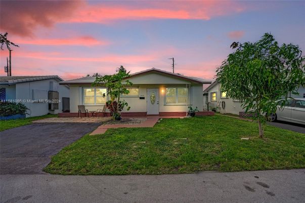 Backyard, Exterior, Facade, Ranch