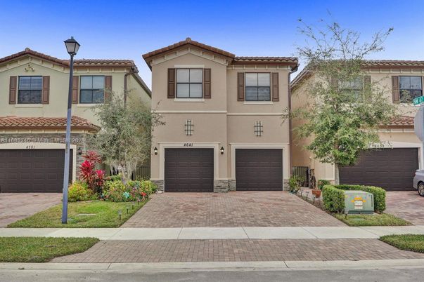 Attached, Exterior, Facade, Mediterranean