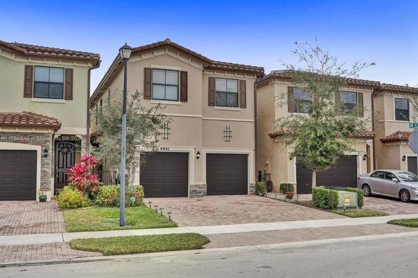 Attached, Exterior, Facade, Mediterranean