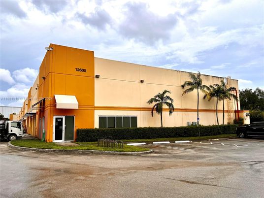 Exterior, Facade, Modern