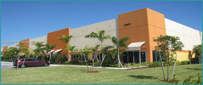 Backyard, Exterior, Facade, Modern
