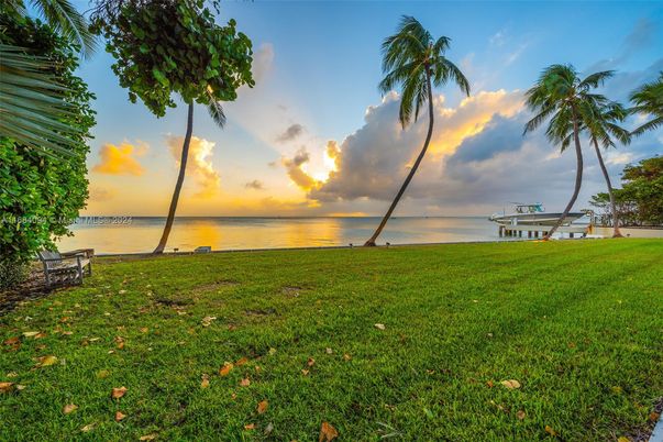 Exterior, Lake