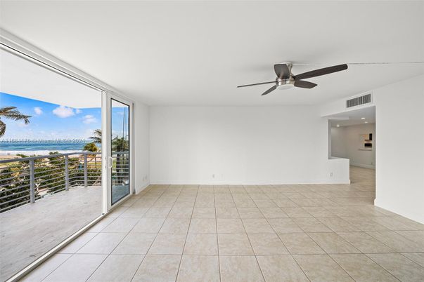Empty room, Interior, Water