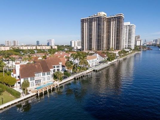 Exterior, Lake