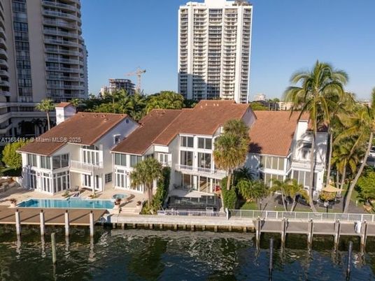 Exterior, Lake