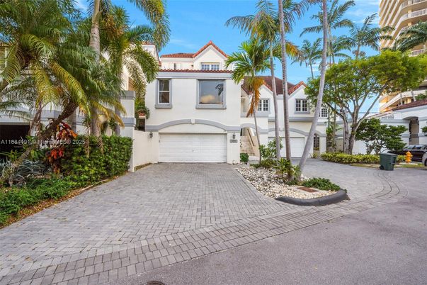 Attached, Exterior, Facade, Mediterranean