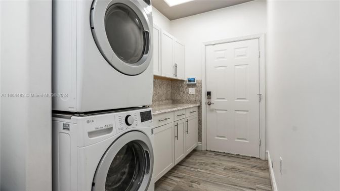Interior, Washer, Wood Texture Flooring