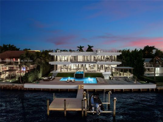 Exterior, Lake