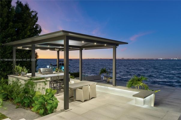 Exterior, Lake