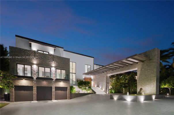 Attached, Exterior, Facade, Modern