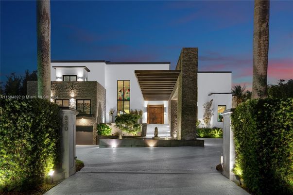 Exterior, Facade, Modern