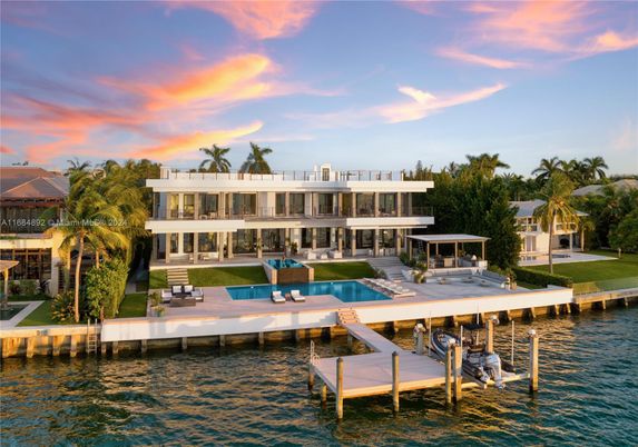 Exterior, Lake