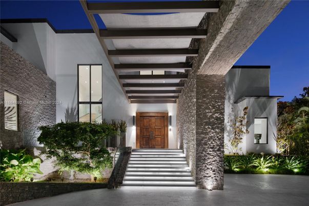 Exterior, Facade, Modern