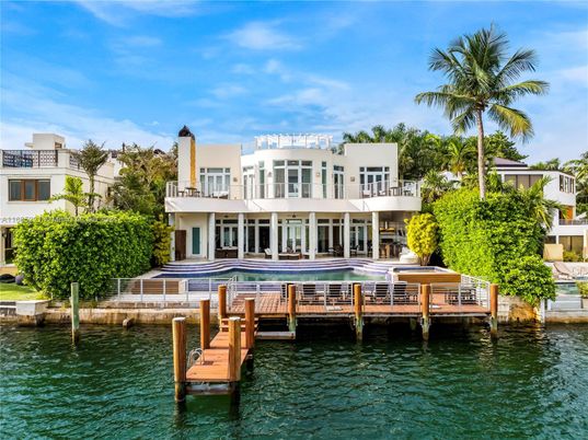 Exterior, Lake
