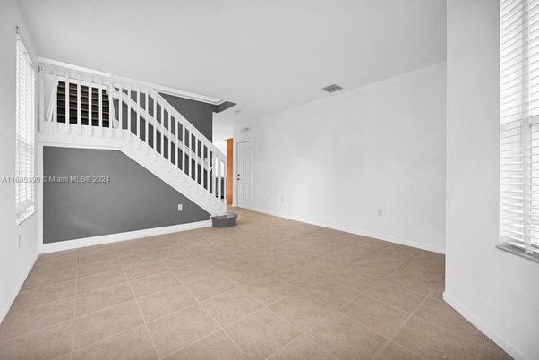 Empty room, Interior