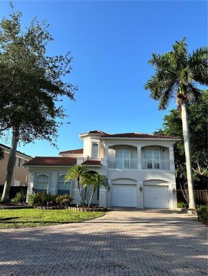 Attached, Exterior, Facade, Mediterranean