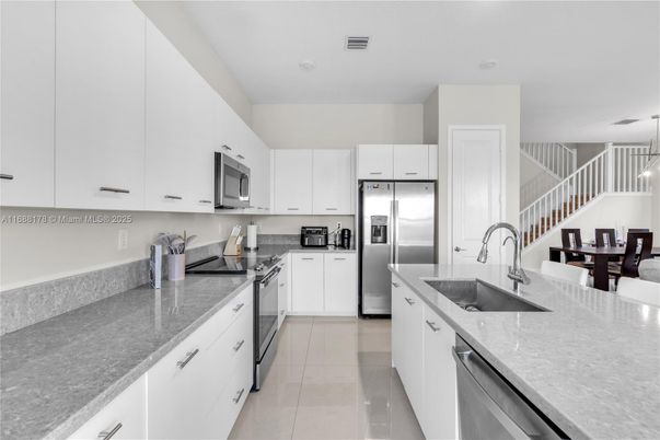 Dining room, Interior, Kitchen, Pendant Lights, Recessed Lighting, Stainless Steel Appliances