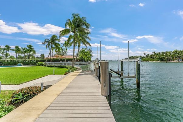 Exterior, Lake