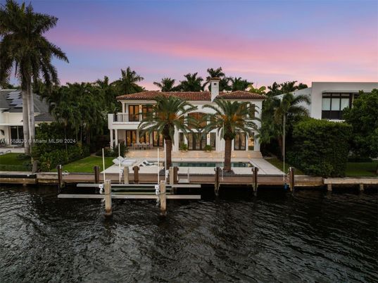 Exterior, Lake