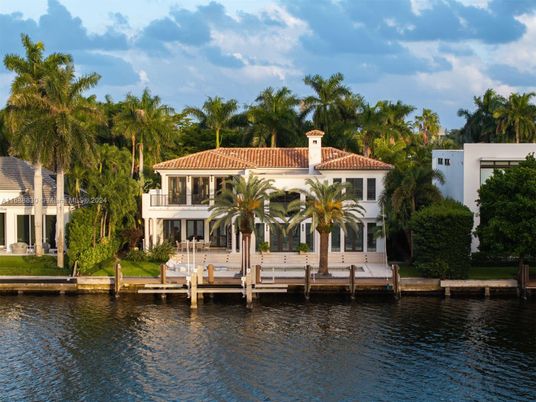 Exterior, Lake