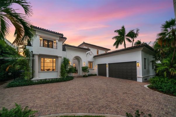 Attached, Exterior, Facade, Mediterranean
