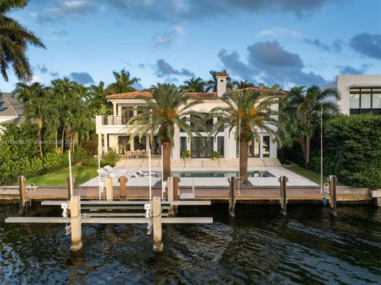 Exterior, Lake