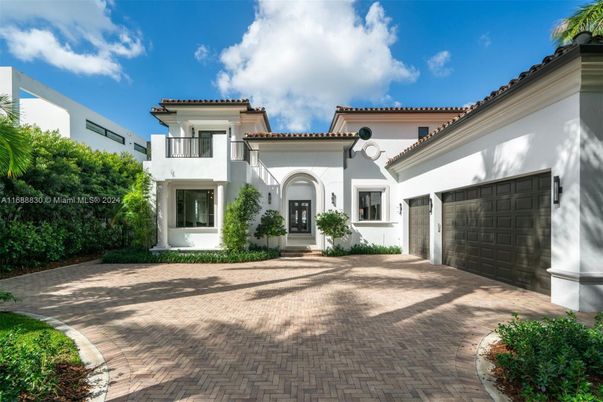 Attached, Exterior, Facade, Mediterranean