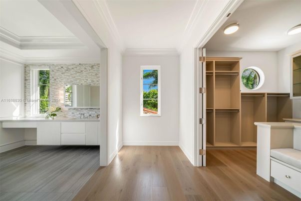 Interior, Walk-in Closets, Wood Texture Flooring
