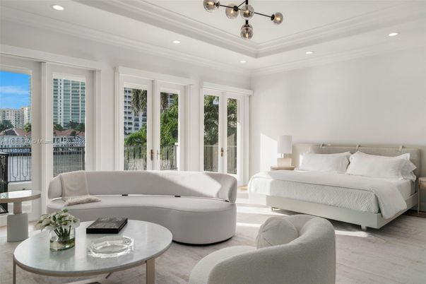 Bedroom, Interior, Living room, Pendant Lights, Recessed Lighting, Wood Texture Flooring